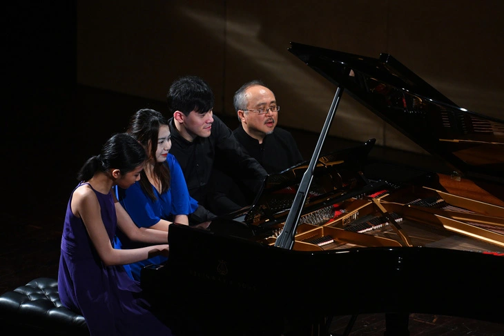 Khán giả vỗ tay không ngớt, thầy trò Đặng Thái Sơn ‘đãi’ thêm bản piano tám tay