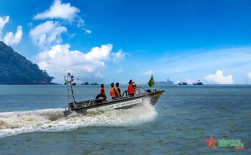 Chiến sỹ Biên phòng ra khơi