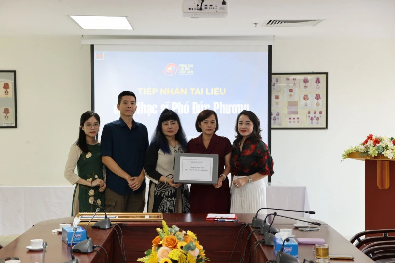 Tiếp nhận tư liệu gốc các sáng tác nổi tiếng của nhạc sĩ Phó Đức Phương Tiếp nhận tư liệu gốc các sáng tác nổi tiếng của nhạc sĩ Phó Đức Phương