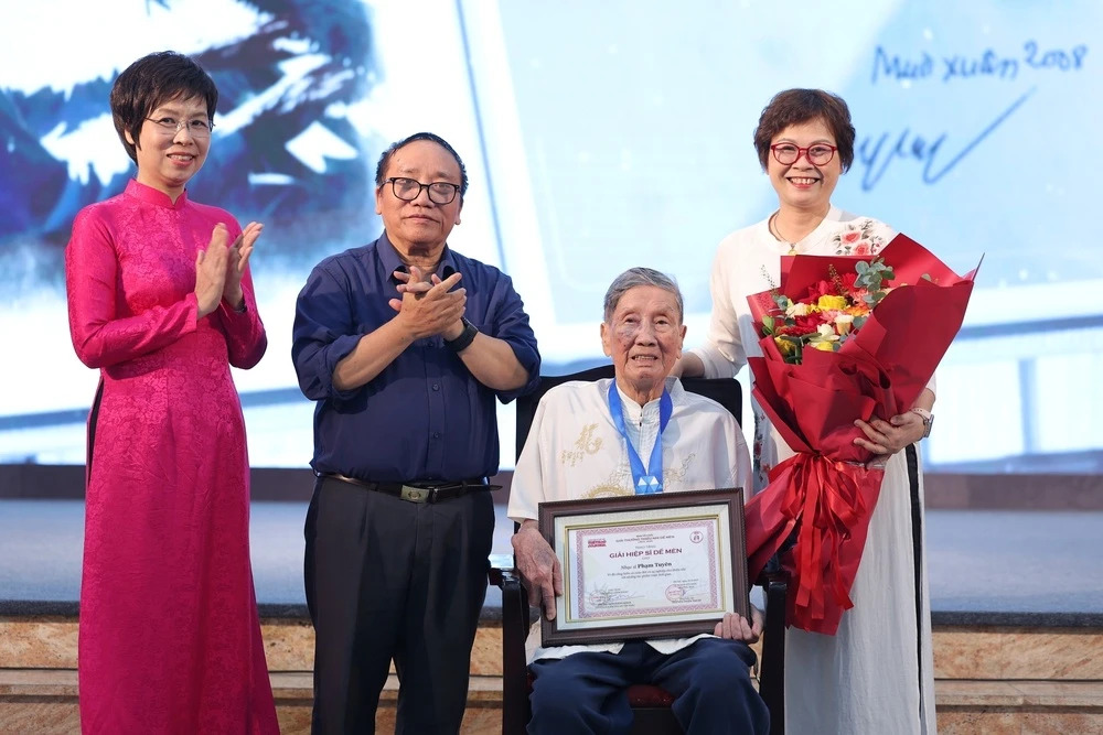 Nhạc sĩ Phạm Tuyên trở thành 'Hiệp sĩ Dế mèn'