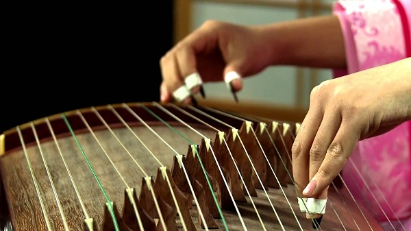 SỰ KHÁC BIỆT GIỮA NHẤN VÀ NHÁ