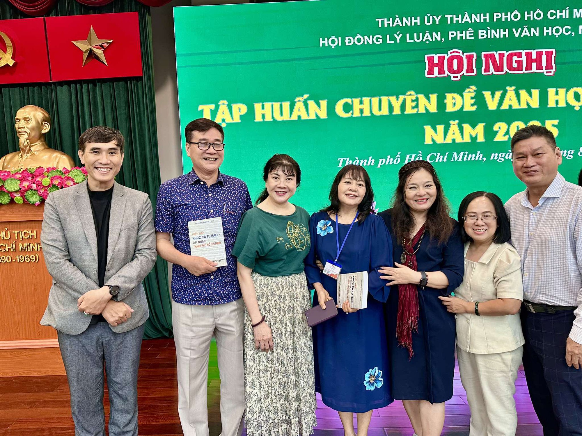 Văn nghệ sĩ chúc mừng PGS TS Nguyễn Thị Mỹ Liêm với sách "Viết tiếp khúc ca tự hào âm nhạc TP HCM"