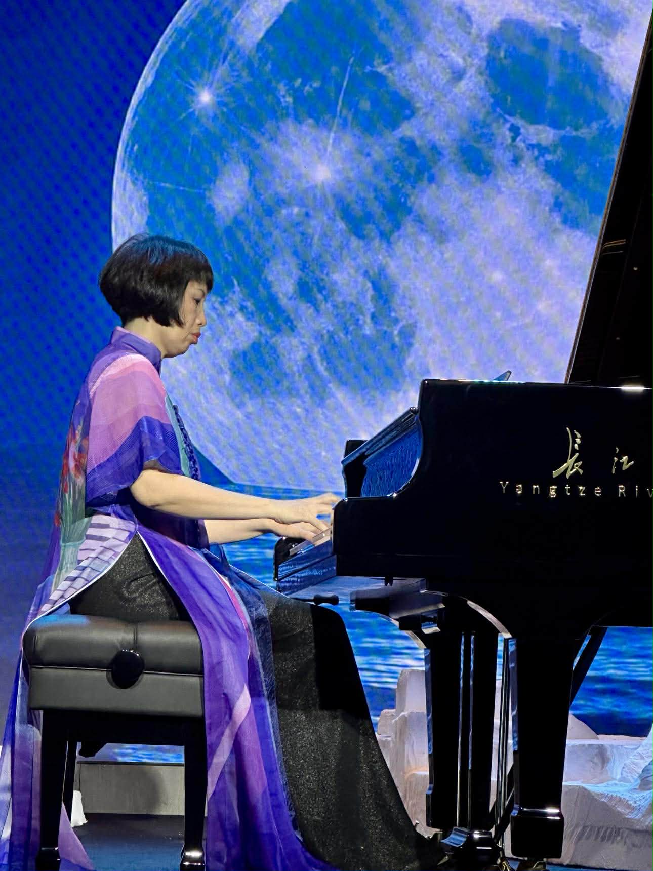 Nghệ sĩ Bích Trà mang yêu thương đến đêm nhạc "Tia sáng từ một mặt trời mới"