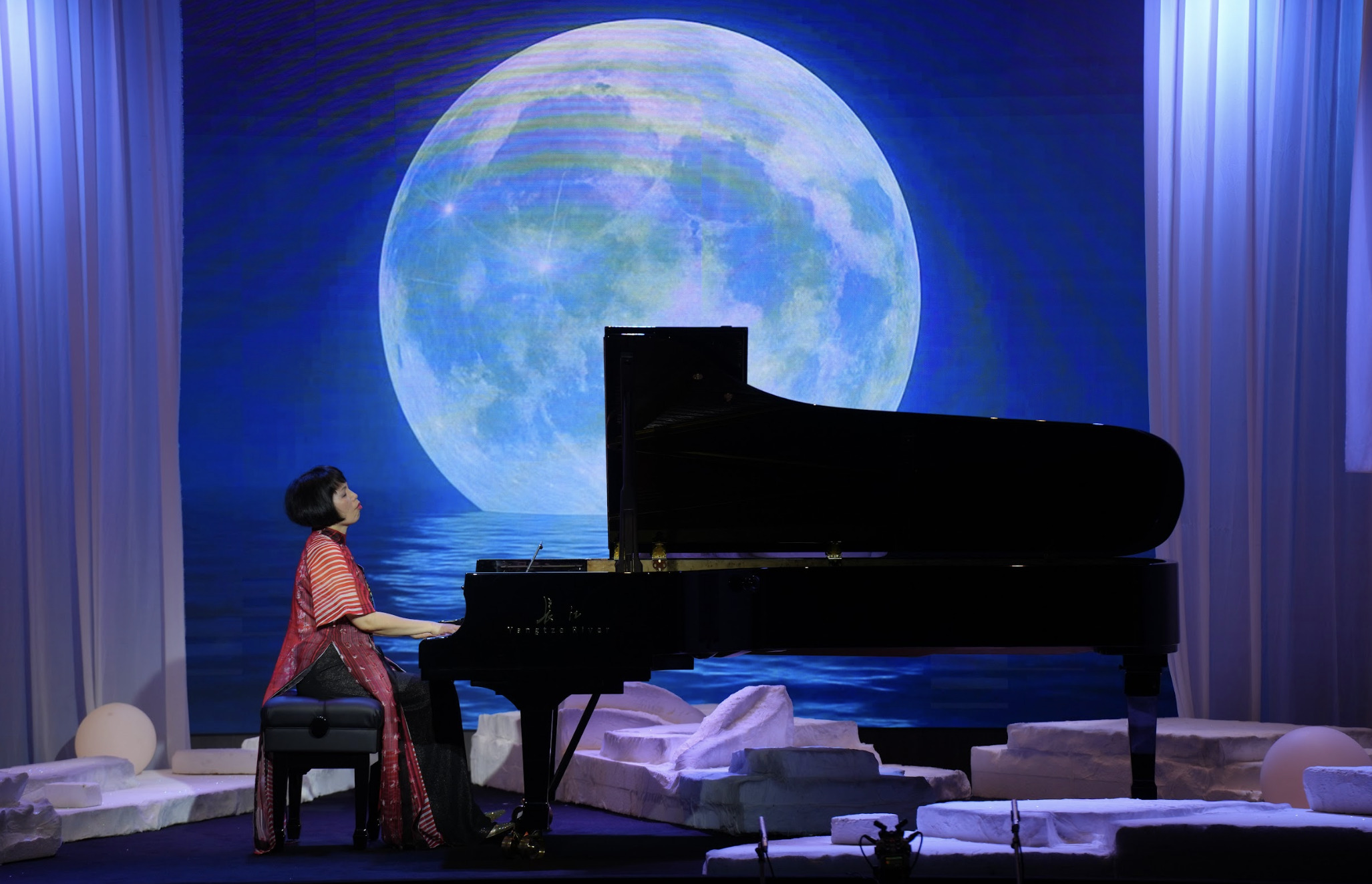 Đi tìm tia sáng từ một mặt trời mới trong đêm nhạc của nghệ sĩ piano Bích Trà1