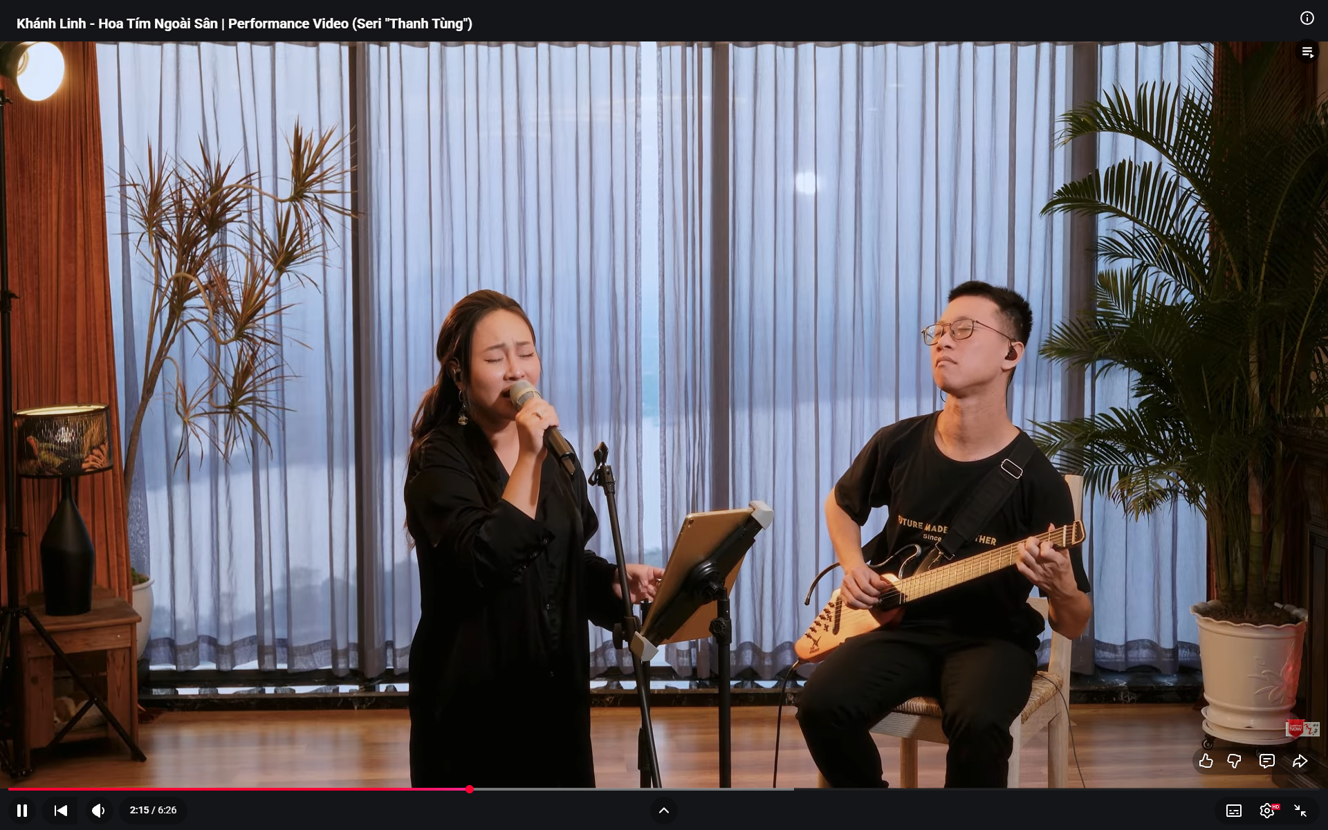 Hoa tím ngoài sân