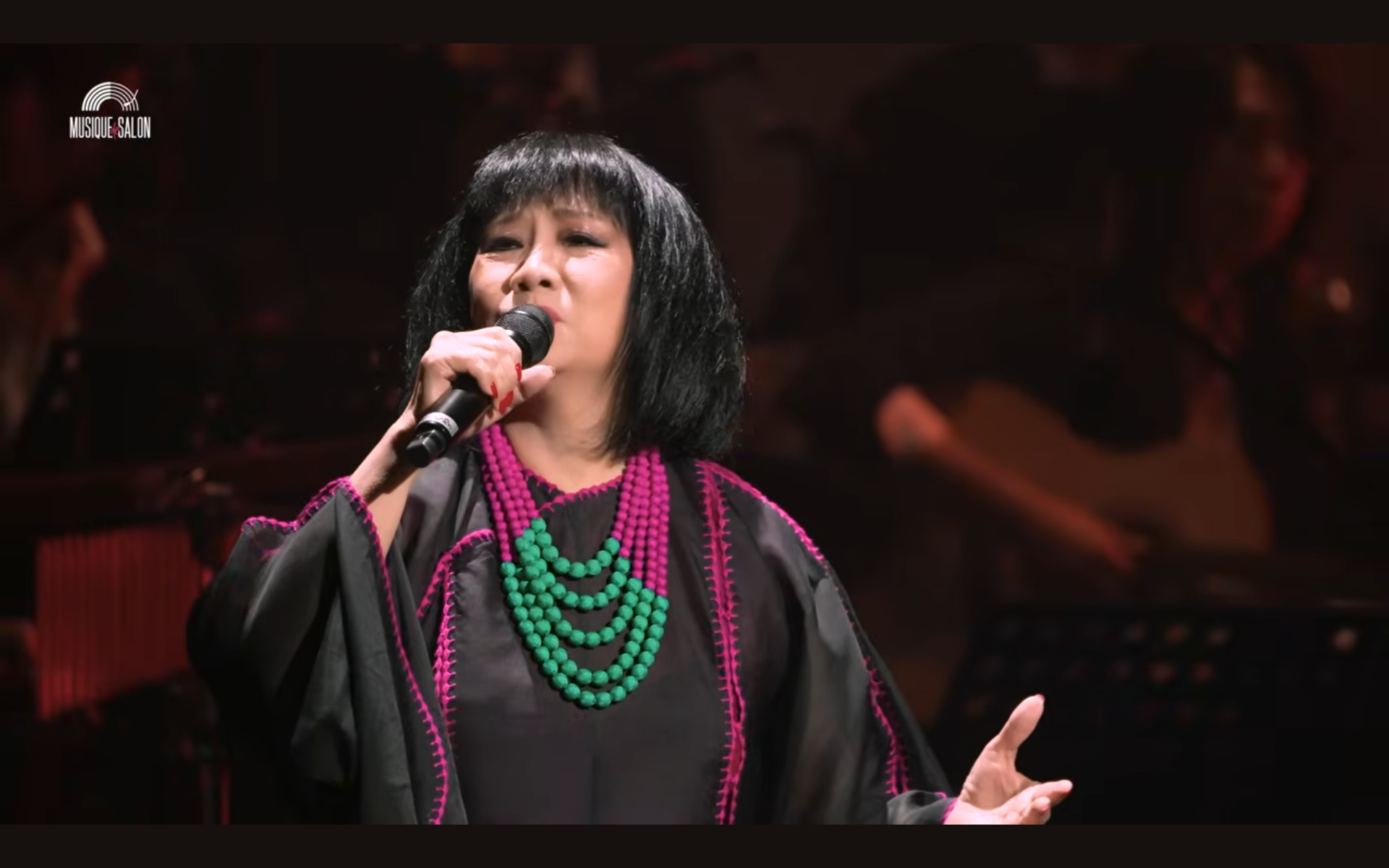 VẾT CHÂN TRÒN TRÊN CÁT