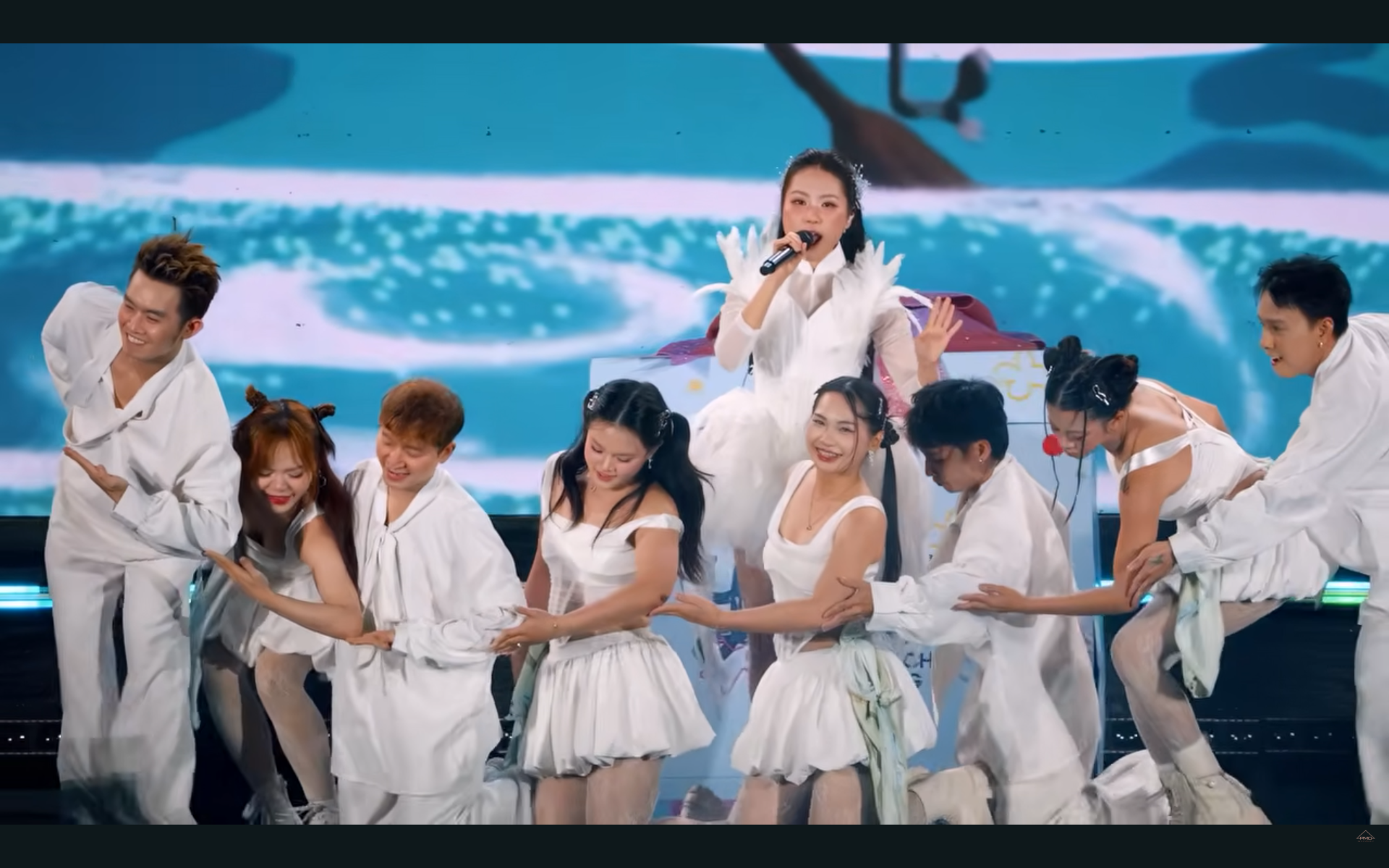 ẾCH NGOÀI ĐÁY GIẾNG