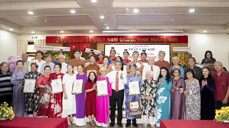 Trao Giải thưởng Trần Văn Khê cho 2 tập thể và 6 cá nhân