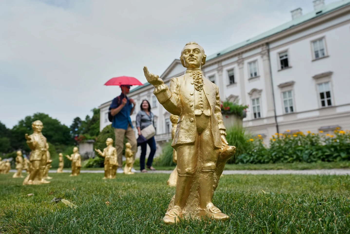 Hơn 200 tượng Mozart mạ vàng bị đánh cắp